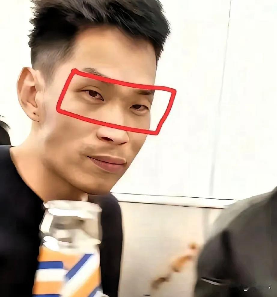 杀害河南icon母子三人的嫌疑犯曝光！
这人的眼神让人就不舒服，果然相由心生一点