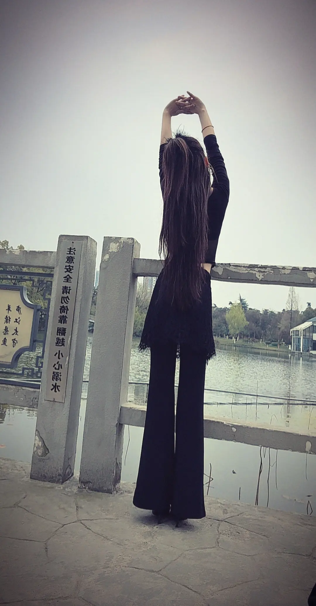 女人要的很简单不是荣华富贵，而是满眼都是她的那个他。