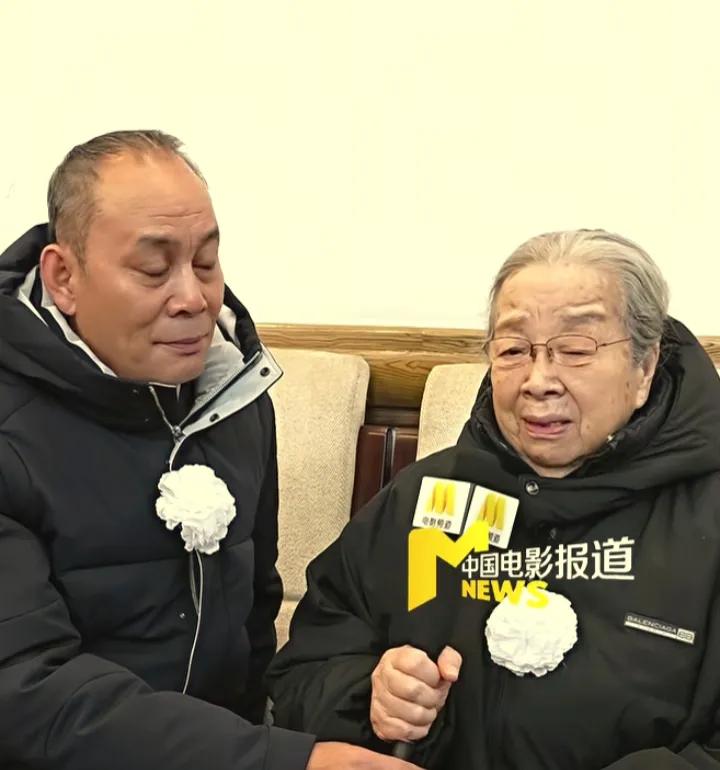 容嬷嬷李明启送别陶玉玲 灵前痛哭难掩不舍
 1月19日北京八宝山，哀乐低回的告别
