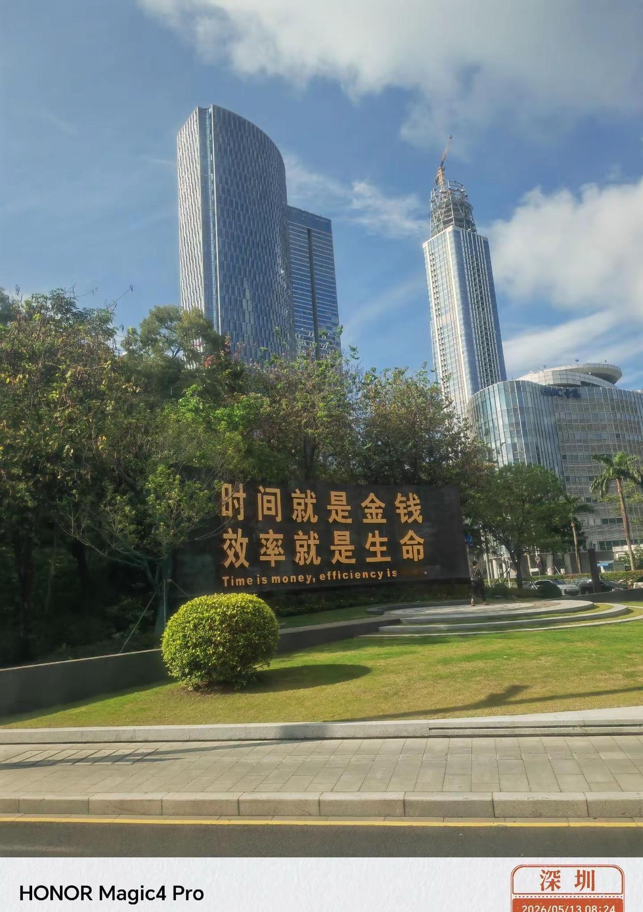 班车司机师傅也连连赞叹“蓝天白云，天气真好啊~”忍不住一顿咔咔咔咔咔咔咔狂拍~?