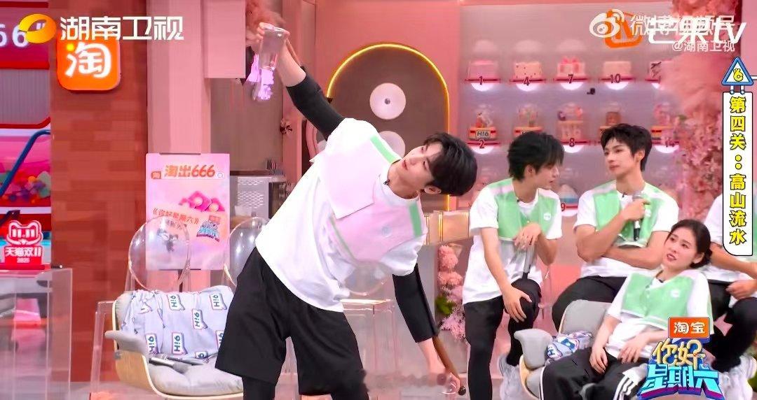 张凌赫有点功夫茶天赋在身上你好星期六 张凌赫藏着功夫茶绝活！束缚状态下动作丝滑，