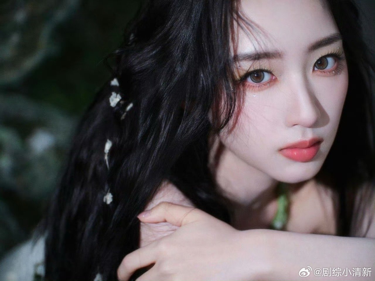 邓恩熙 看得出她是精灵 这组图值得开屏循环800遍！邓恩熙低头整理翅膀的模样，像