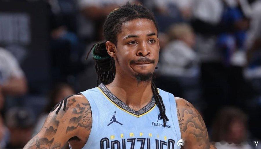 灰熊队官方：贾·莫兰特因左肘尺侧副韧带扭伤，将至少缺席三周——因此也将缺席到 2