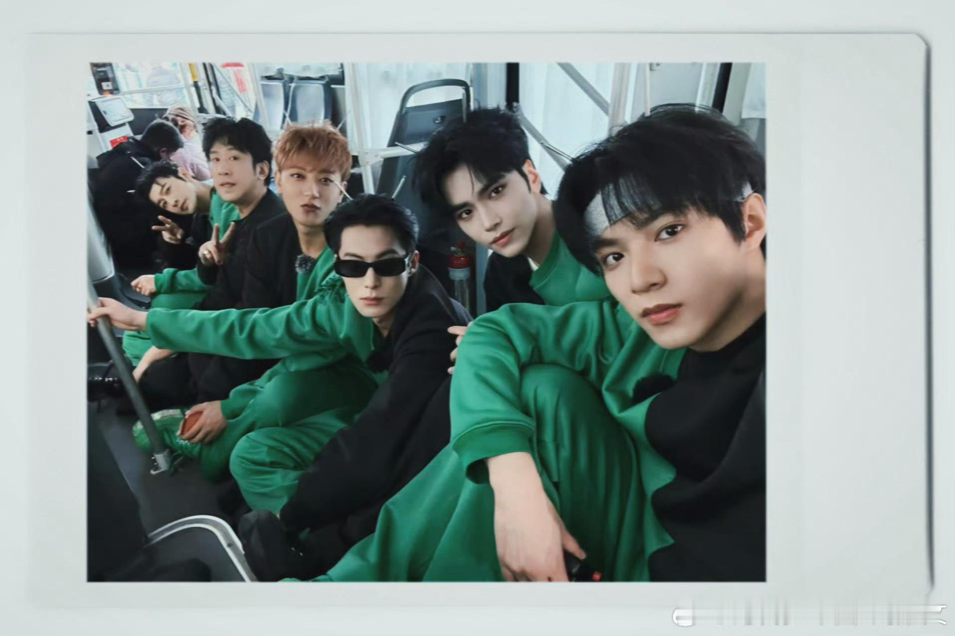 刘耀文晒宇宙闪烁请注意拍立得刘耀文帅气的小男孩们刘耀文帅气的小男孩们，好帅，牛的