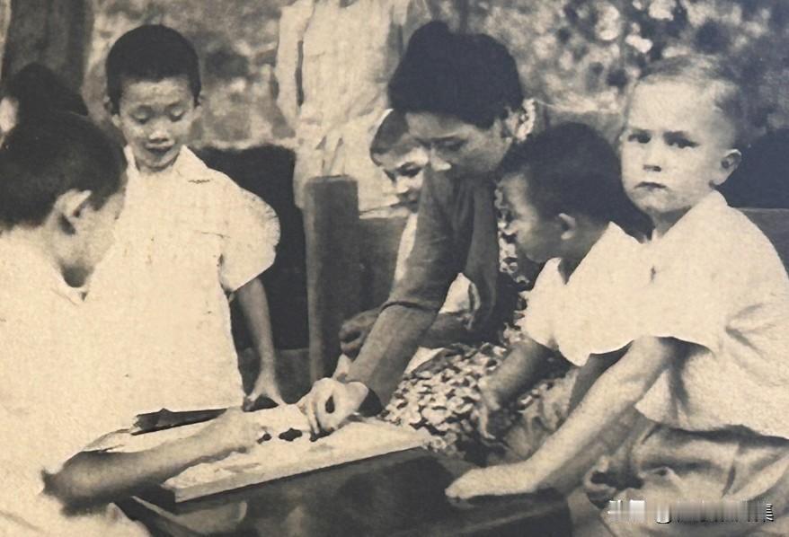 1946年8月27日，蒋介石夫人宋美龄在江西庐山牯岭官邸举办茶会，招待当地妇女儿