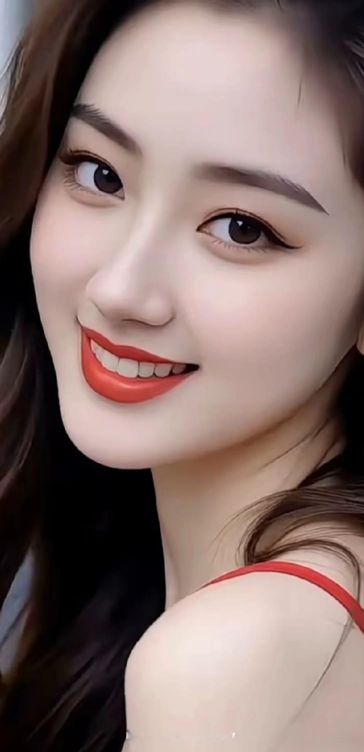 红妆美人笑，倾国倾城貌。