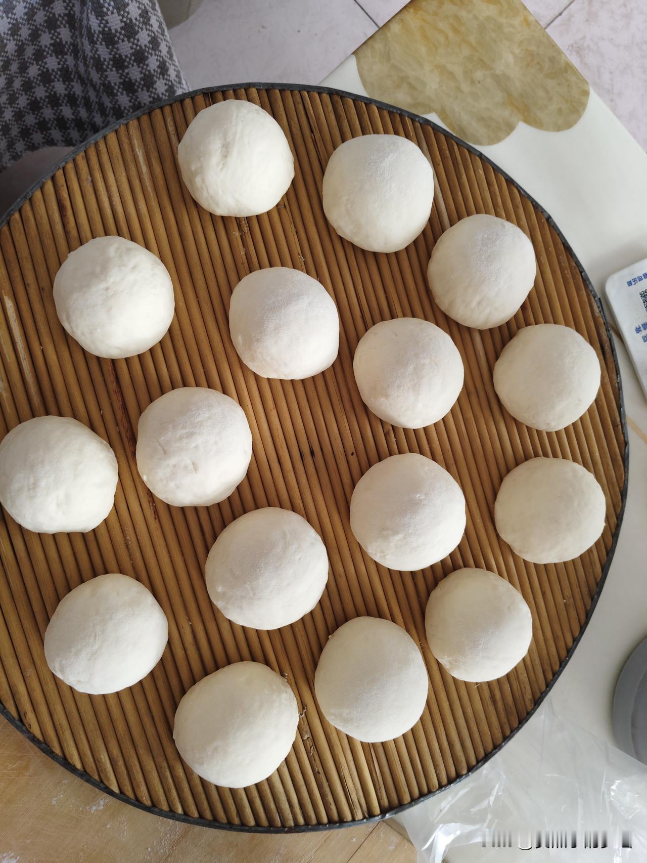 昨天下午，又蒸一锅馍馍（馒头）。

这几天，在老家伺候百岁的奶奶。给奶奶做了早饭