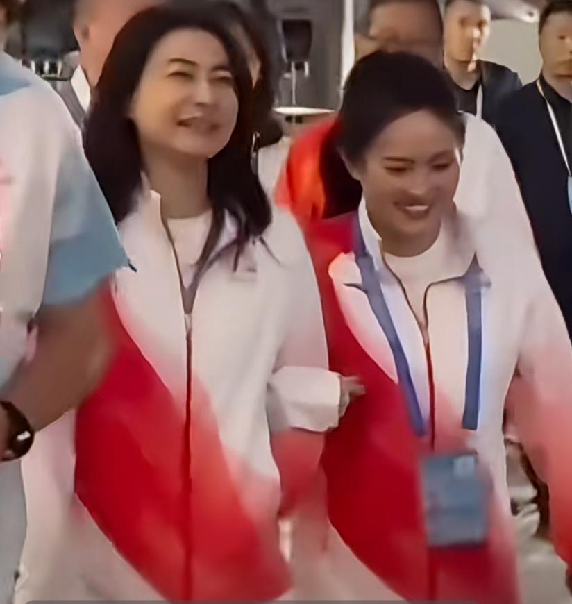 两位“跳水皇后”同框画面真美好
11月9日晚，第十五届全运会开幕式在广东奥体中心