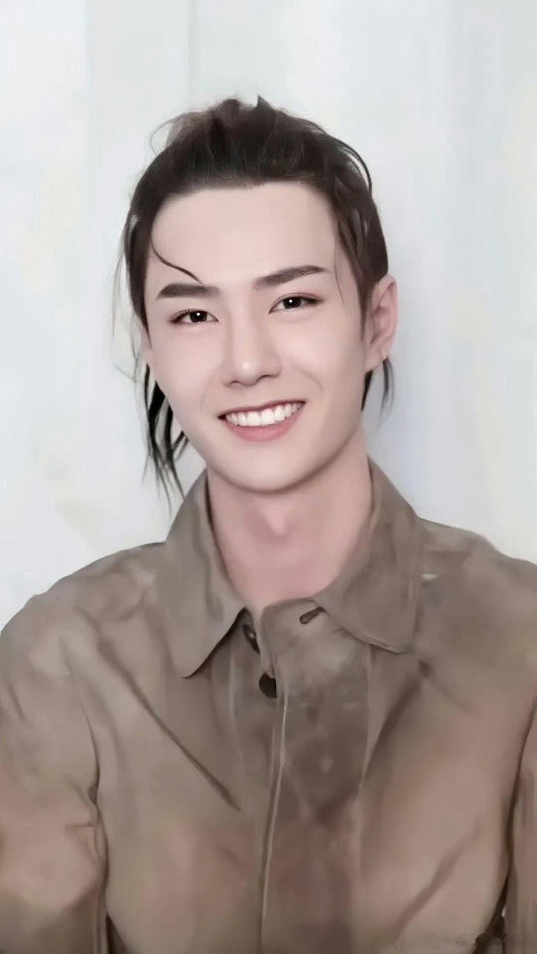 救命！这个笑容真的会杀人！😭 怎么能有人笑起来这么好看又这么温柔啊？ 想把这一
