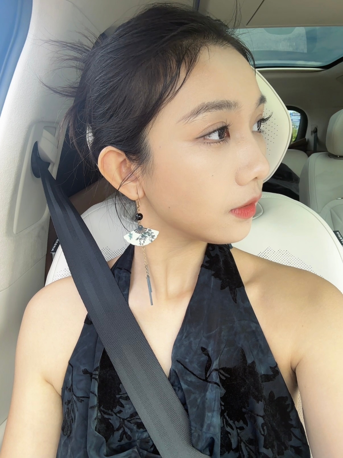 今日份自拍任务完成！求夸夸ootd是一套新中式风丝绒裙！跟今天拍的车贼搭！ 