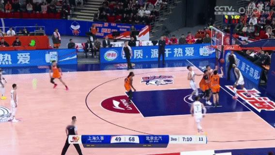 陷入犯规麻烦的小曾第三节进攻也开了[并不简单]上海男篮vs北京男篮 ​​​