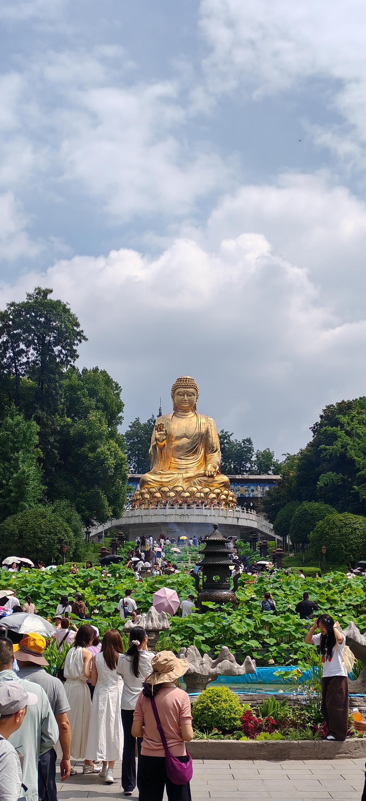 以后假期还是不出门了，昨天和家人去了一趟华严寺，原本做了满页攻略，最期待的就是寺