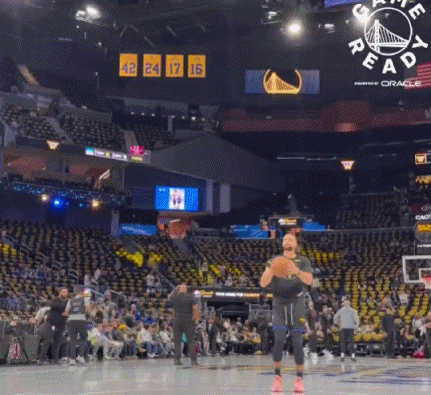 嘚瑟一下！库里赛前热身大秀背扣！
在今天NBA季中锦标赛勇士对阵火箭的赛前热身中