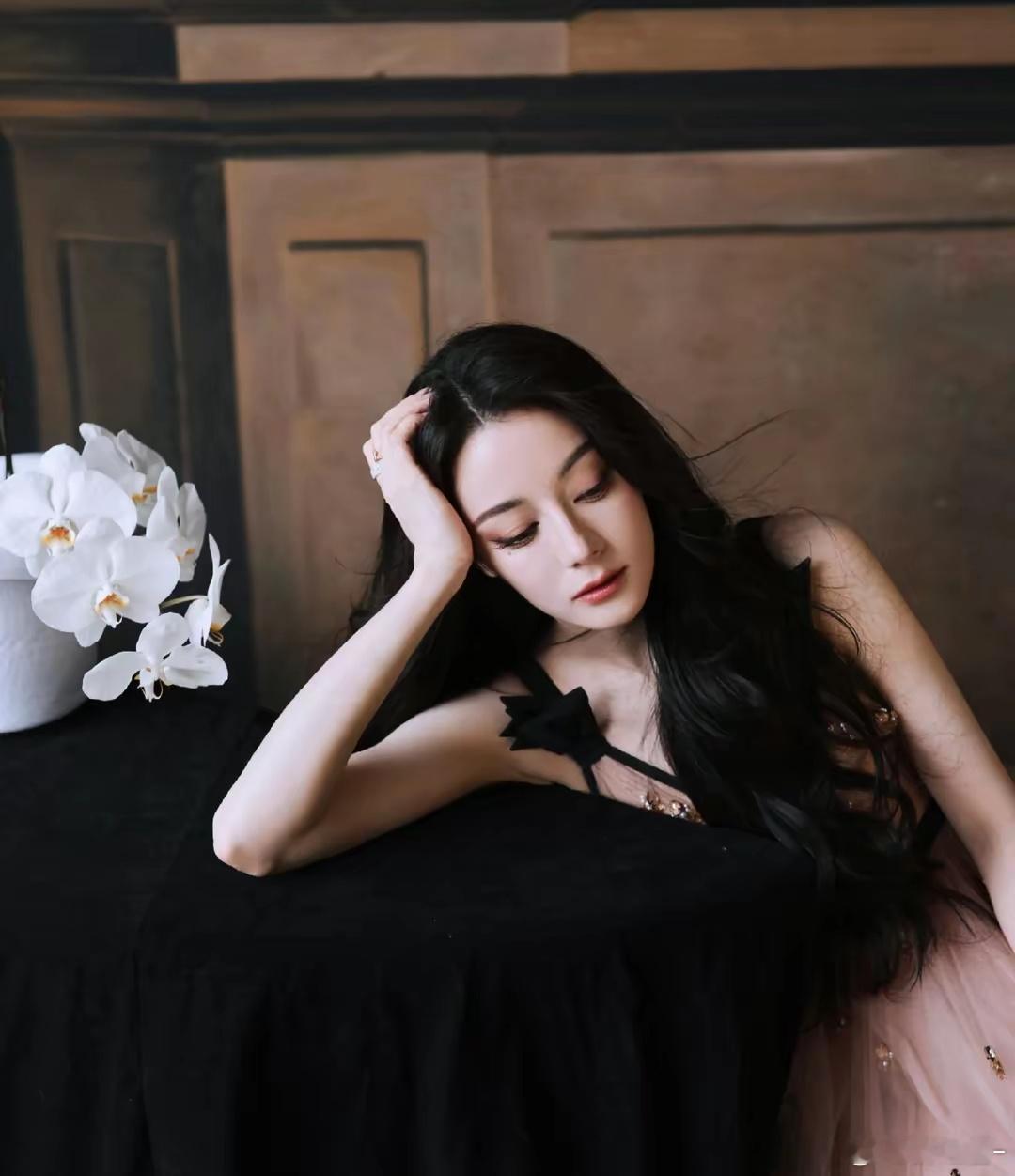 迪丽热巴内娱首位女性迪奥全球品牌大使的待遇不是盖的，全球🌐彩妆及香氛代言人，要