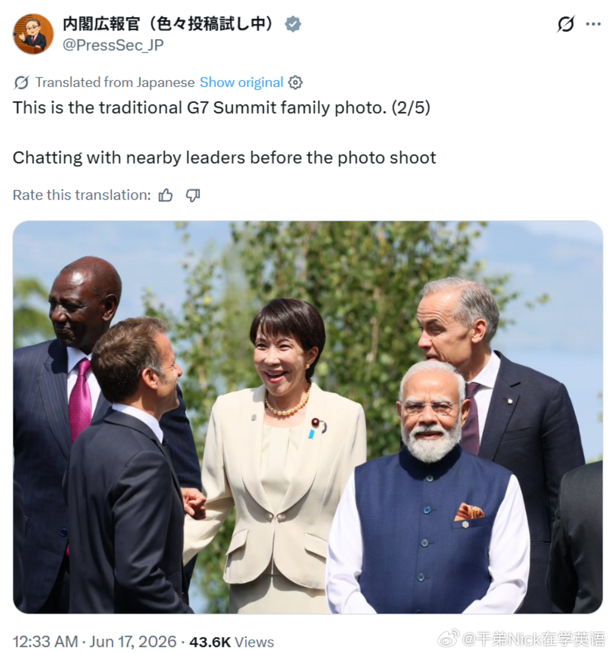 高市早苗的公关秘书分享了一张高市在拍照时短暂交谈的瞬间照片（看起来像是马克龙和卡