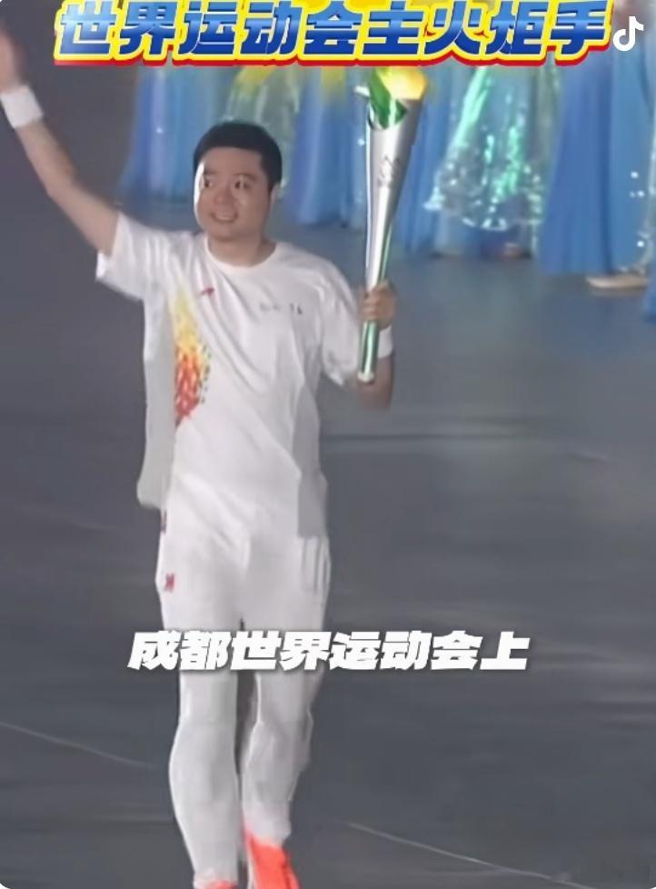 丁俊晖董栋担任世运会火炬手有人问斯诺克界为何是丁俊晖担任世运会火炬手？让我来告诉