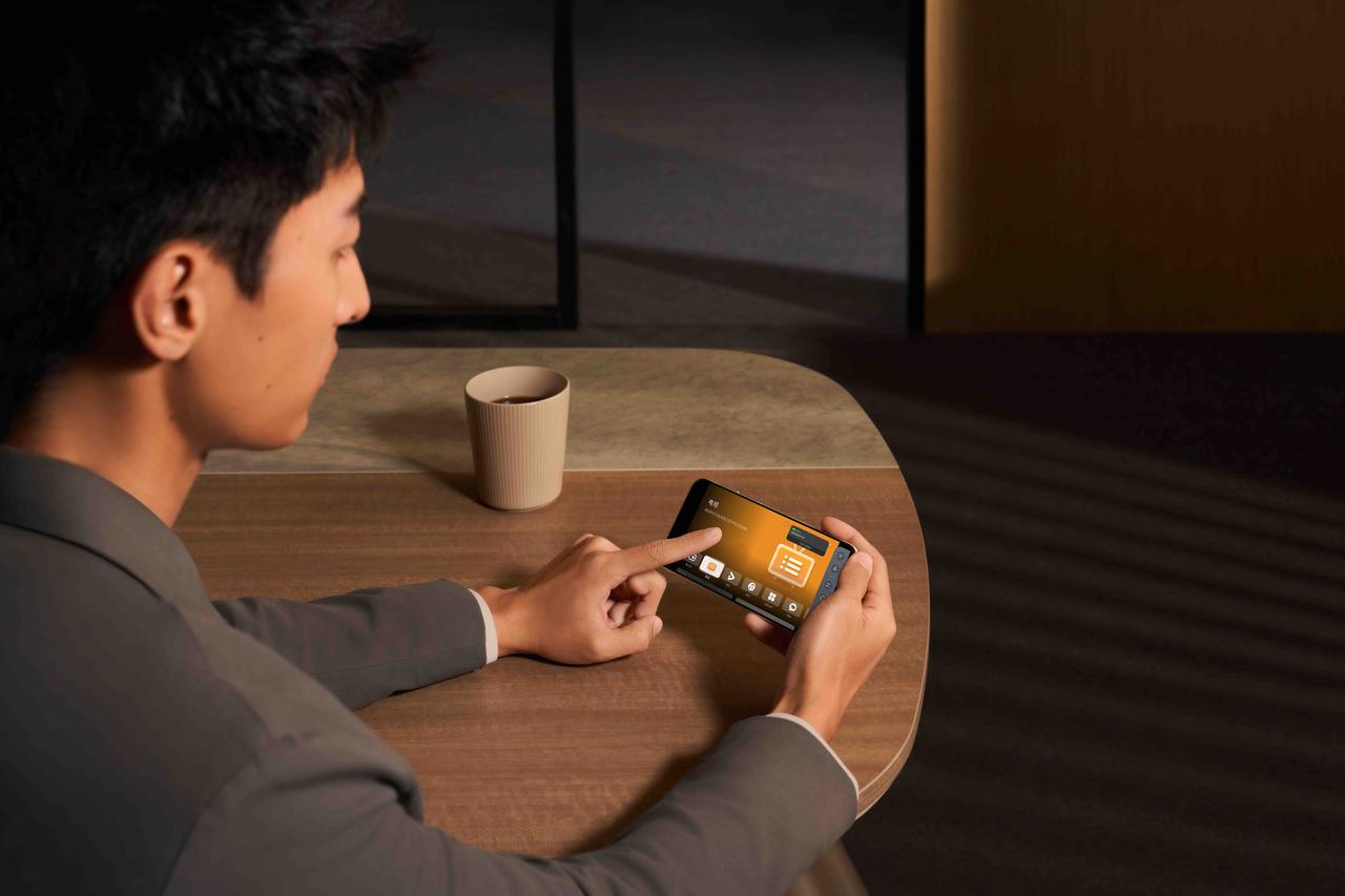 对于有娃家庭而言，刚刚上市的华为智慧屏 S7 Pro 堪称刚需神器。它不仅仅是台