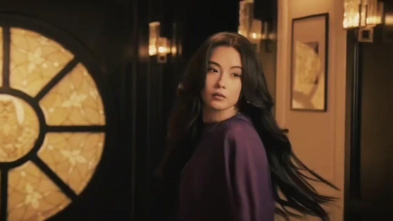柔和光影落在面庞，整个人的状态舒展又自在，没有刻意的摆拍感，每帧画面都透着随性迷