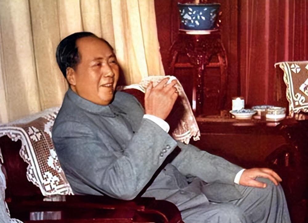 1972年毛主席举办家庭聚会时，突然想起女儿李讷，随即叫来张耀祠吩咐他办理一件事