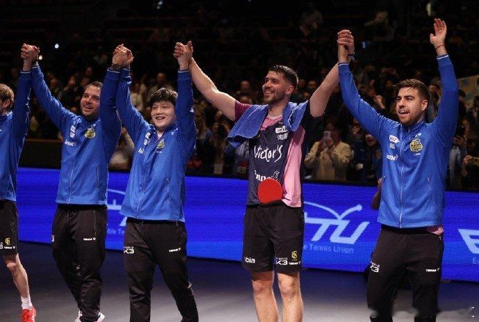 樊振东掀起德国乒乓热樊振东的跨国乒乓号召力这就是樊振东的影响力！萨尔布吕肯的场馆