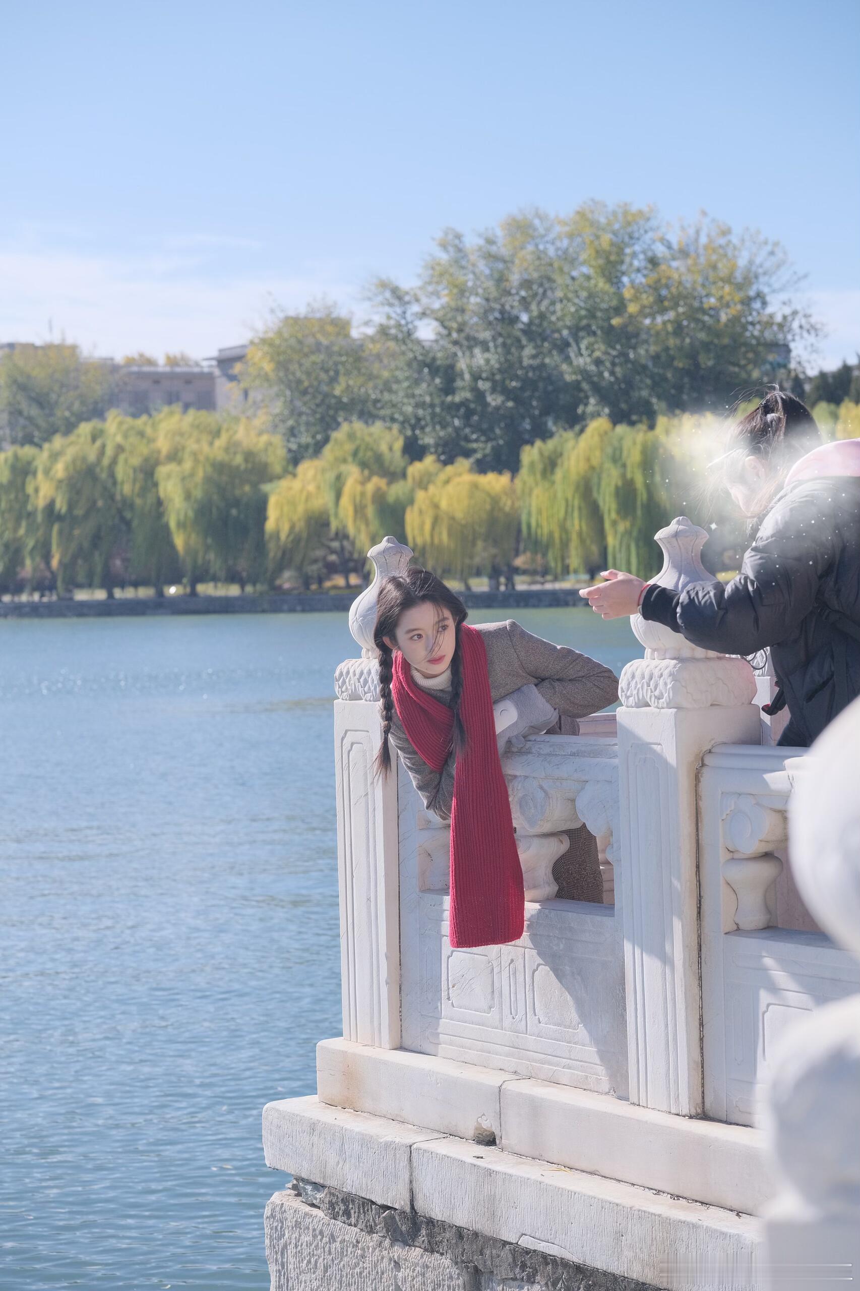 北海公园偶遇黄杨钿甜拍摄，完全就是年代文女主了 