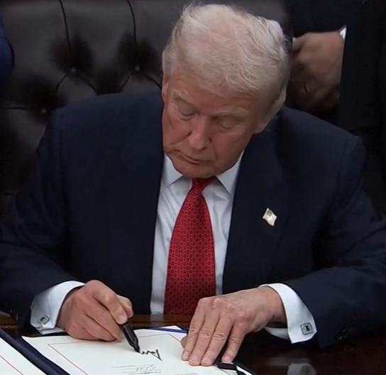 特朗普正式启动和平委员会，18国现场签字，中亚多国及蒙古国也在。
 
这个委员会