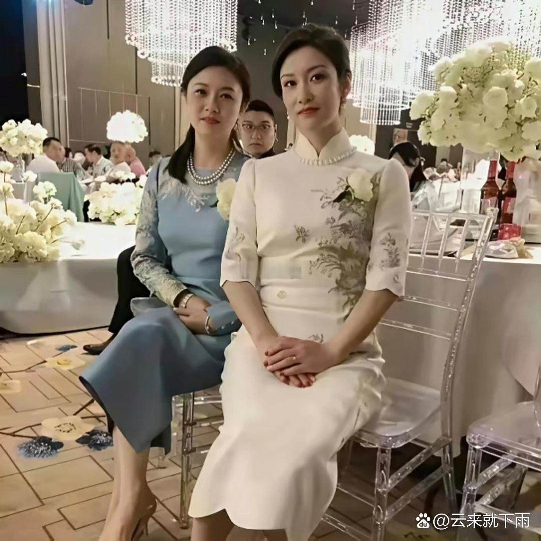 婚礼上的两位亲家颜值都不低 