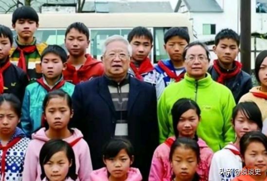 2005年，我国著名外交官朱敏才，不顾儿女的坚决反对，执意携同妻子离家出走，从此
