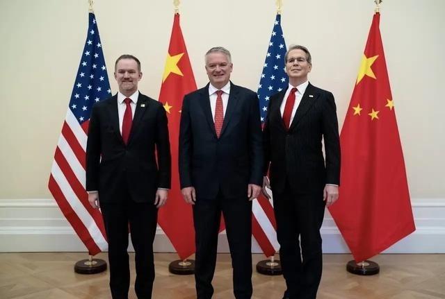 中美会谈结束，美方有求于人，贝森特满脸堆笑。中美在巴黎的第一天会谈，从上午10点