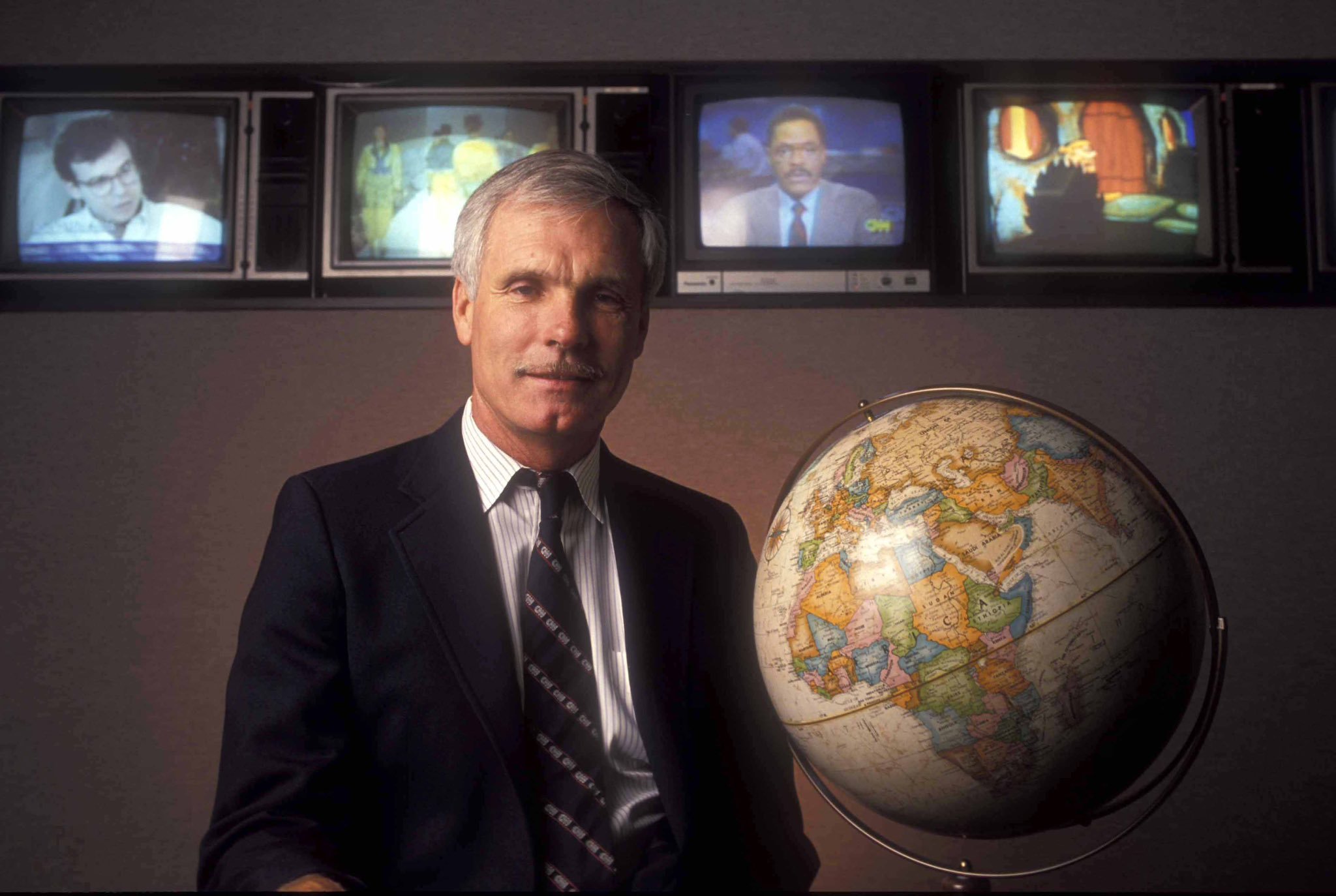 据外媒，CNN创始人特德·特纳（Ted Turner）去世，享年87岁。1980