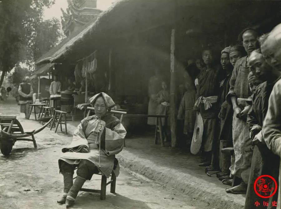 这张照片拍摄于1909年的四川成都，美国地质学家张伯林（Thomas Chrow