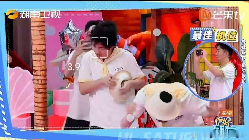 丁程鑫不语只一味躲避  你好星期六海岛游戏里丁程鑫忙着推进任务，只要有人举相机，