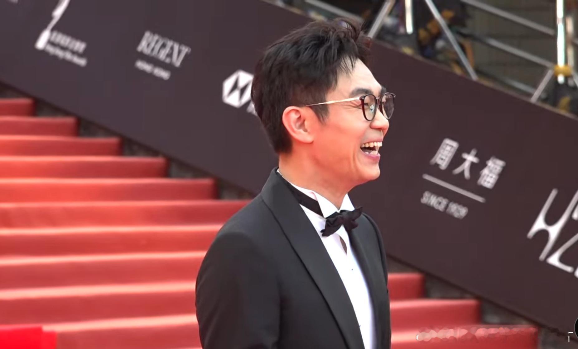 #大鹏亮相金像奖红毯# 大鹏凭借《第八个嫌疑人》提名最佳男主角，期待好成绩！ ​