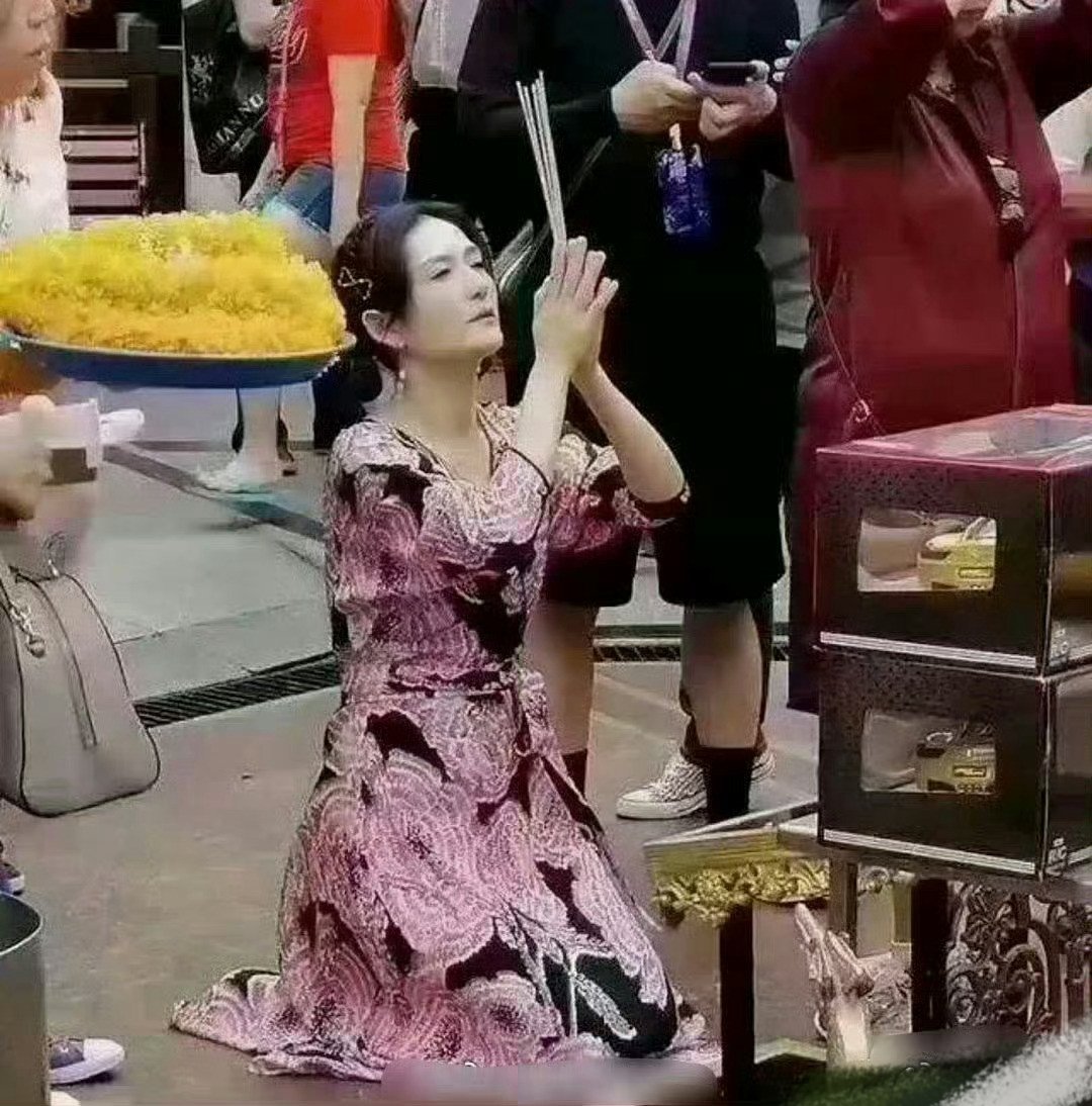 夫妻俩身价早就过亿了吧，她到底还缺什么，还在求什么呀​​​? ​​​