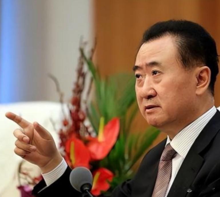 卖掉80座广场，仍然欠6000亿?
黄一鸣沉默了，王健林每卖一次，那都是闪闪的未