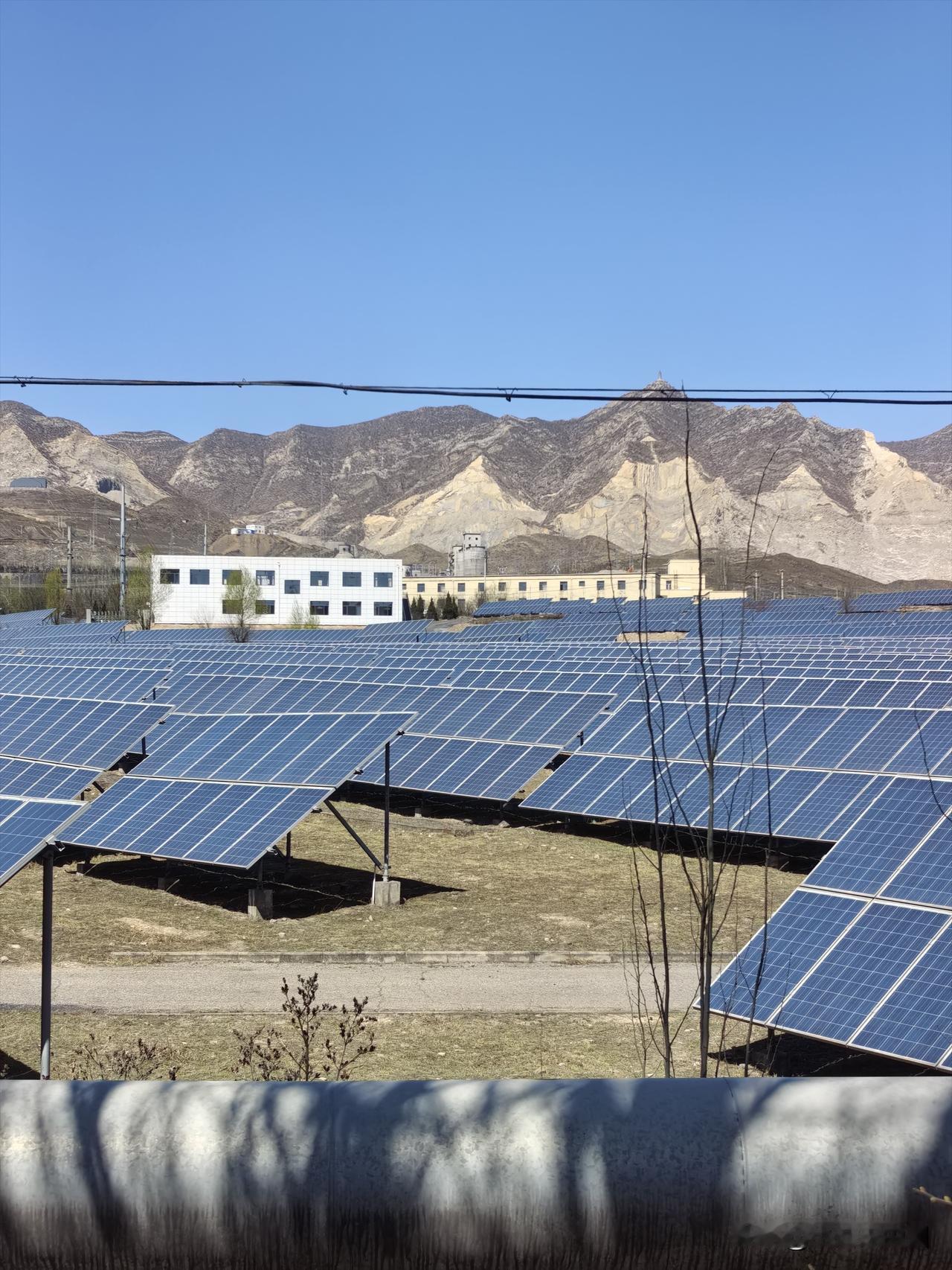 山间太阳能发电站，绿色能源照亮未来