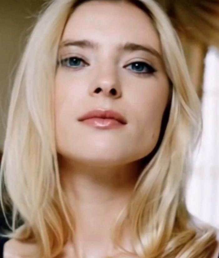 一位名叫伊莎贝尔的漂亮法国女孩在社交平台上发文，称她是一名拥有欧洲血统的法国女性