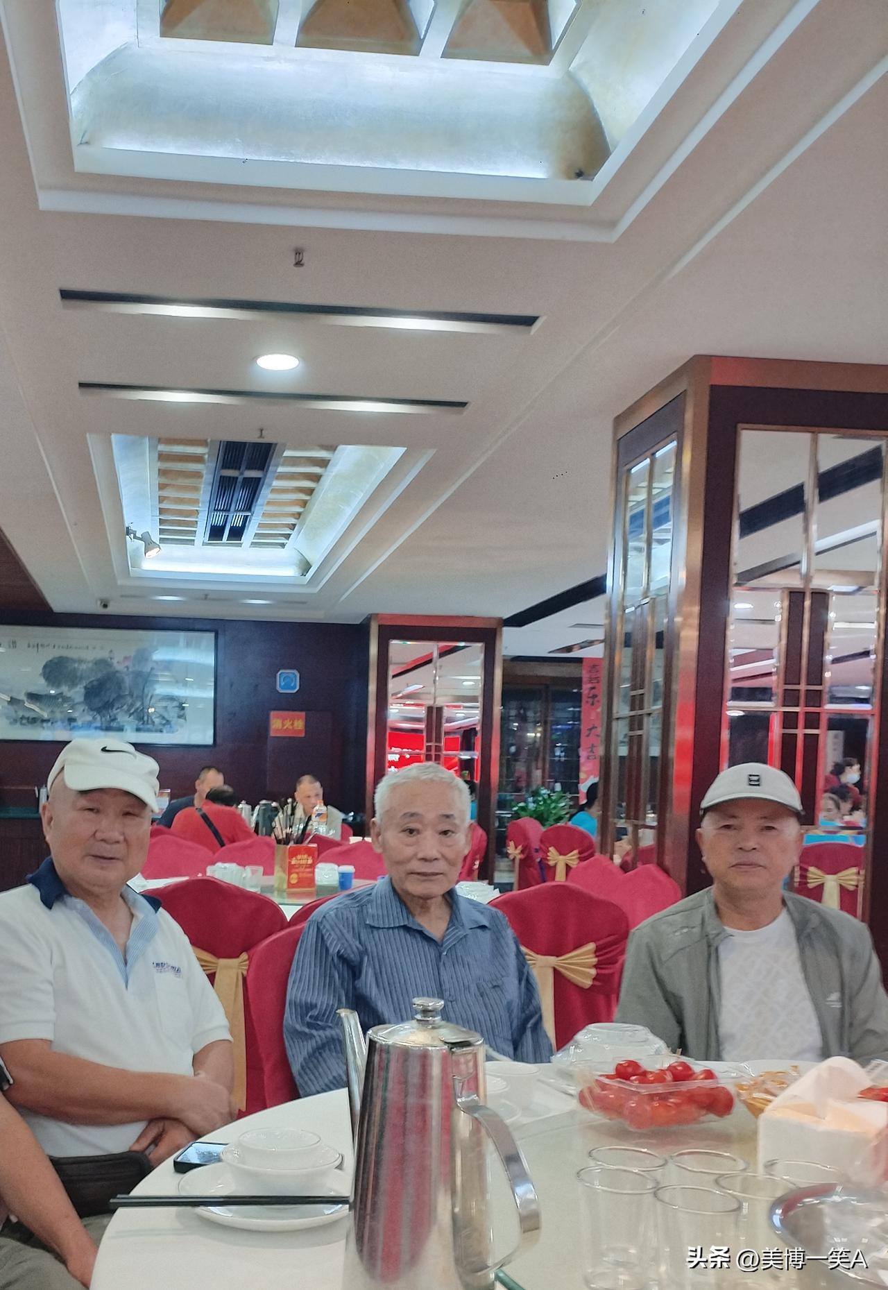 从不起眼的小工成为总经理。
发小建武是美博一笑学习的榜样。
他父母就是拉板车的苦