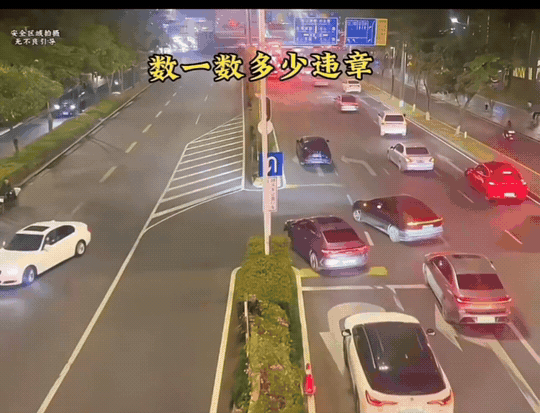 真是惊掉下巴，这路口妥妥的违章重灾区，为什么竟然只有一辆车正常通过？