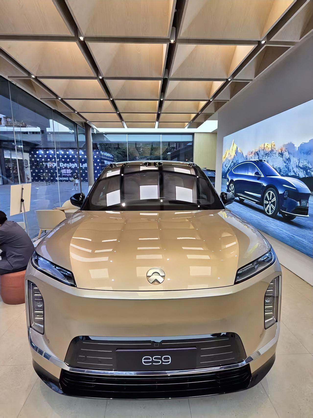 今天实地看了ES9的实车，最大感受：它真的太太太……太大了！ 原本以为ES9@仅