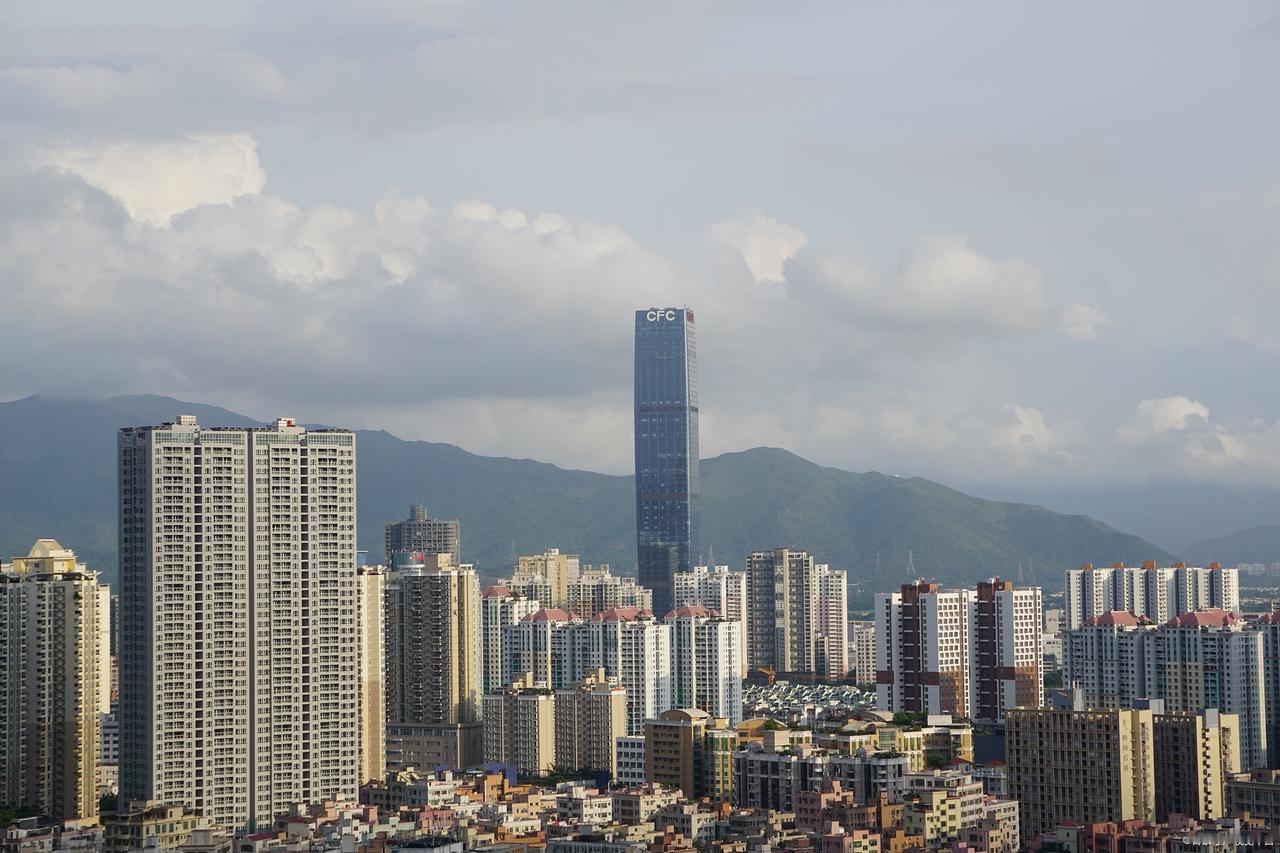 上海2035城镇开发面积3200km2，深圳1140km2，加上深汕特别合作区，