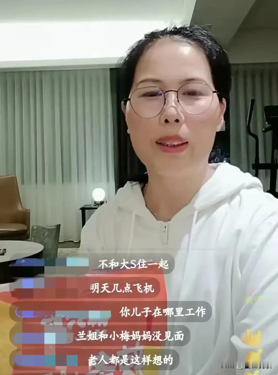 战兰跟亲家母没见面
小杨阿姨直播说的

五年才飞一次湾湾
那么疼新儿媳
跑到人娘