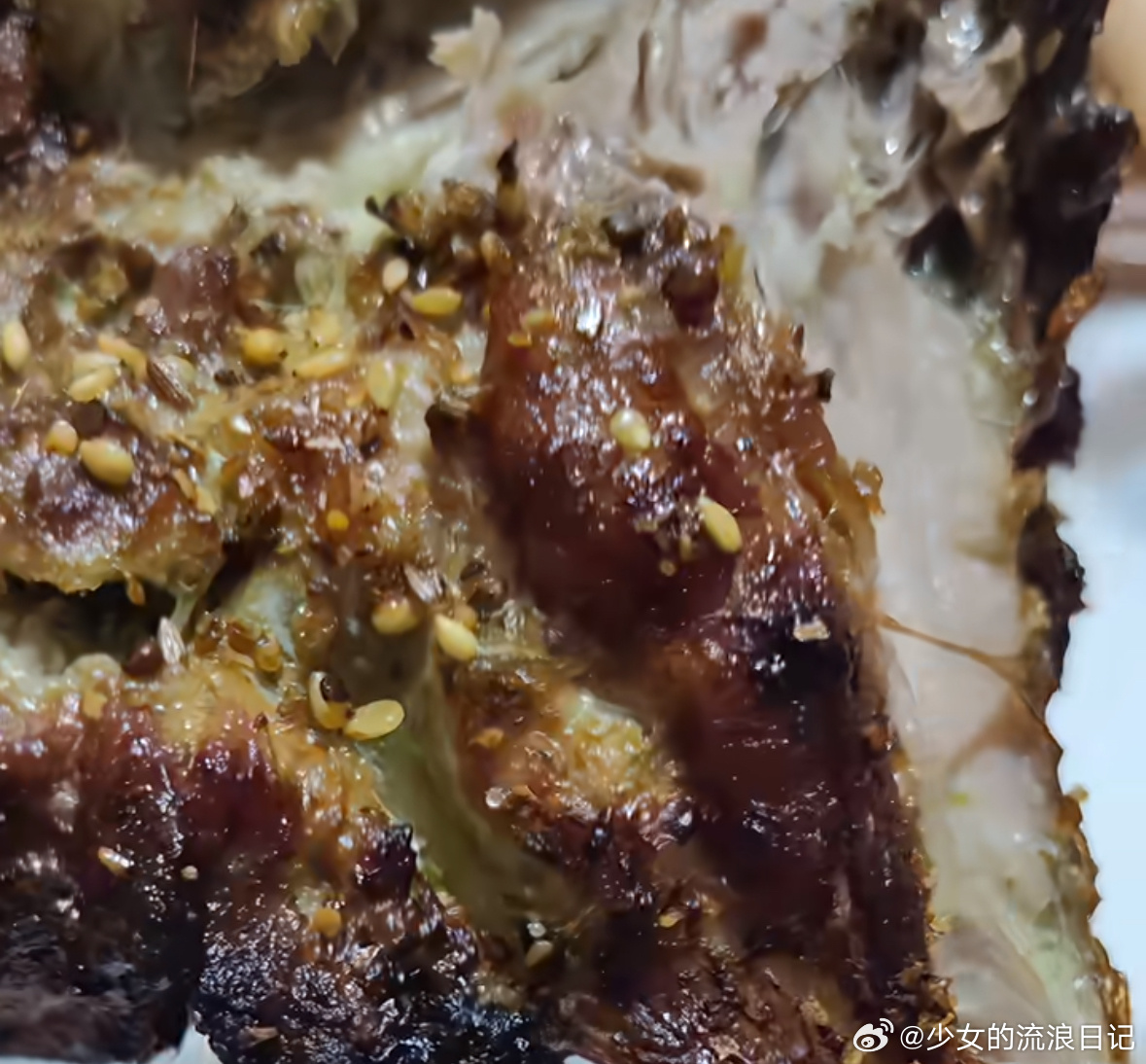 鹅腿阿姨腌鸭腿的料汁发黑鹅腿阿姨不只是挂“鹅腿”卖“鸭腿”，此前还有多名学反映吃