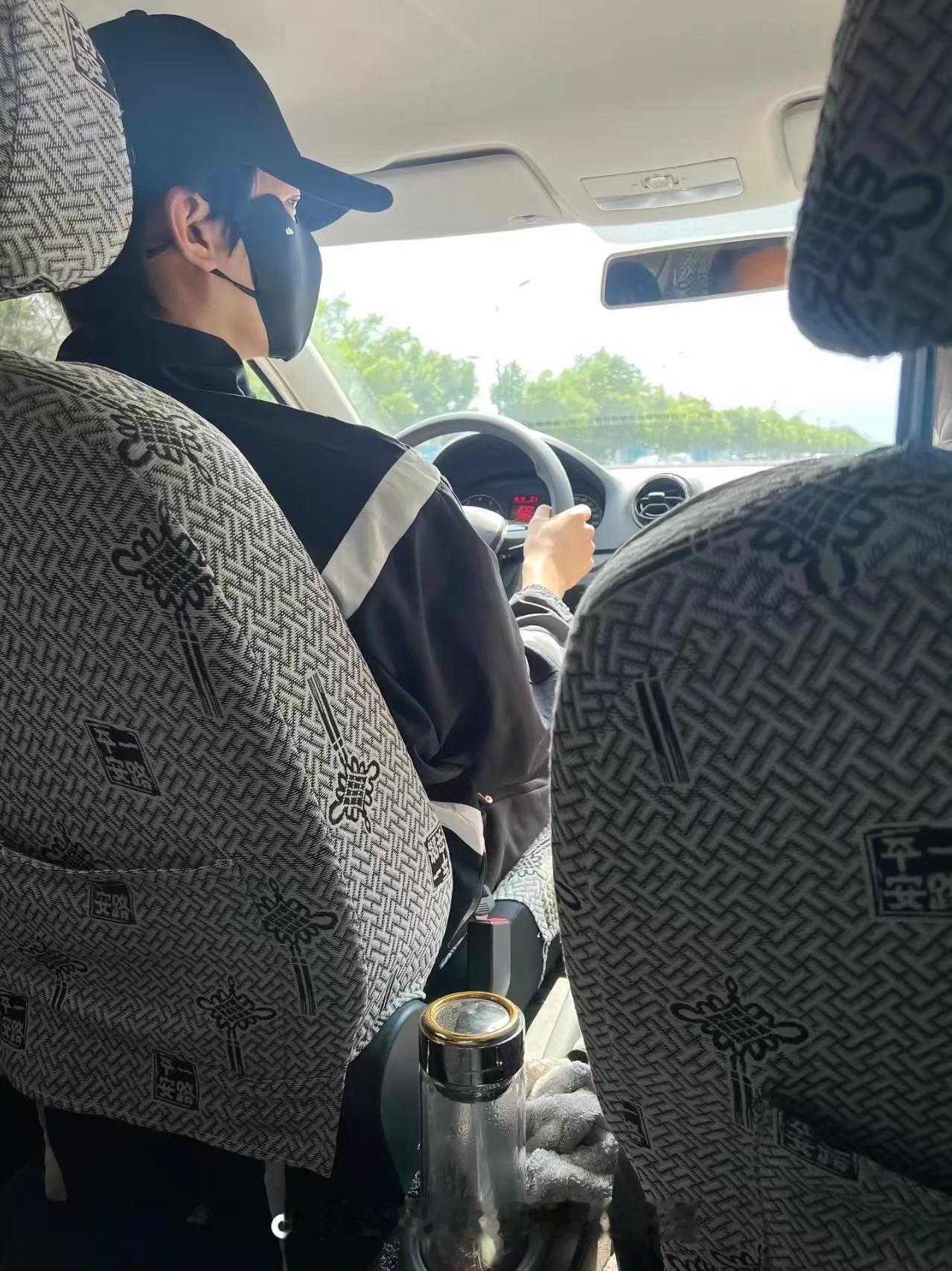 周柯宇来了也得一车人轮着练练车坐上了周柯宇的后座妈呀如果我是学员将每天全勤练车！