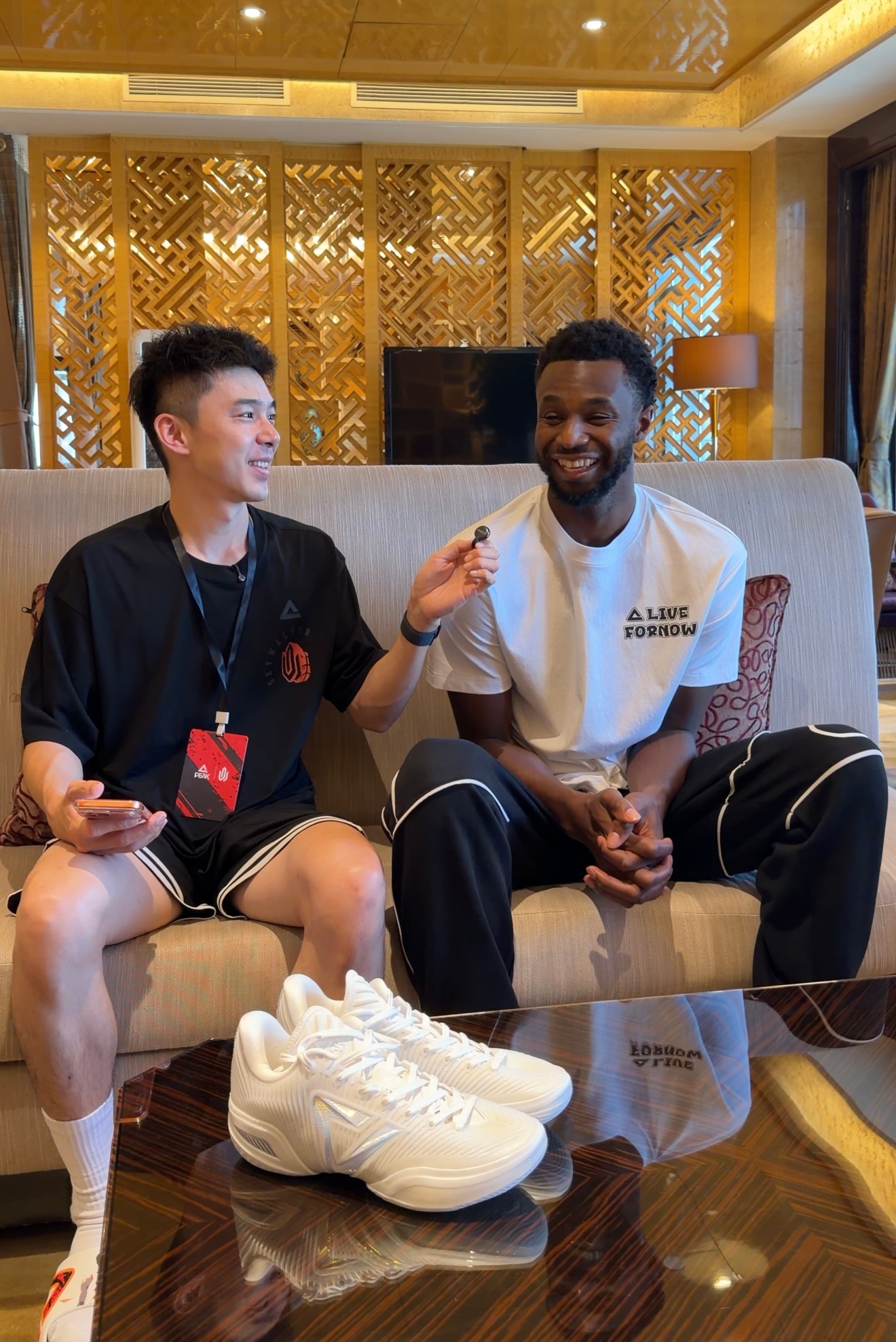 这人这么黑会打球吗？ 
