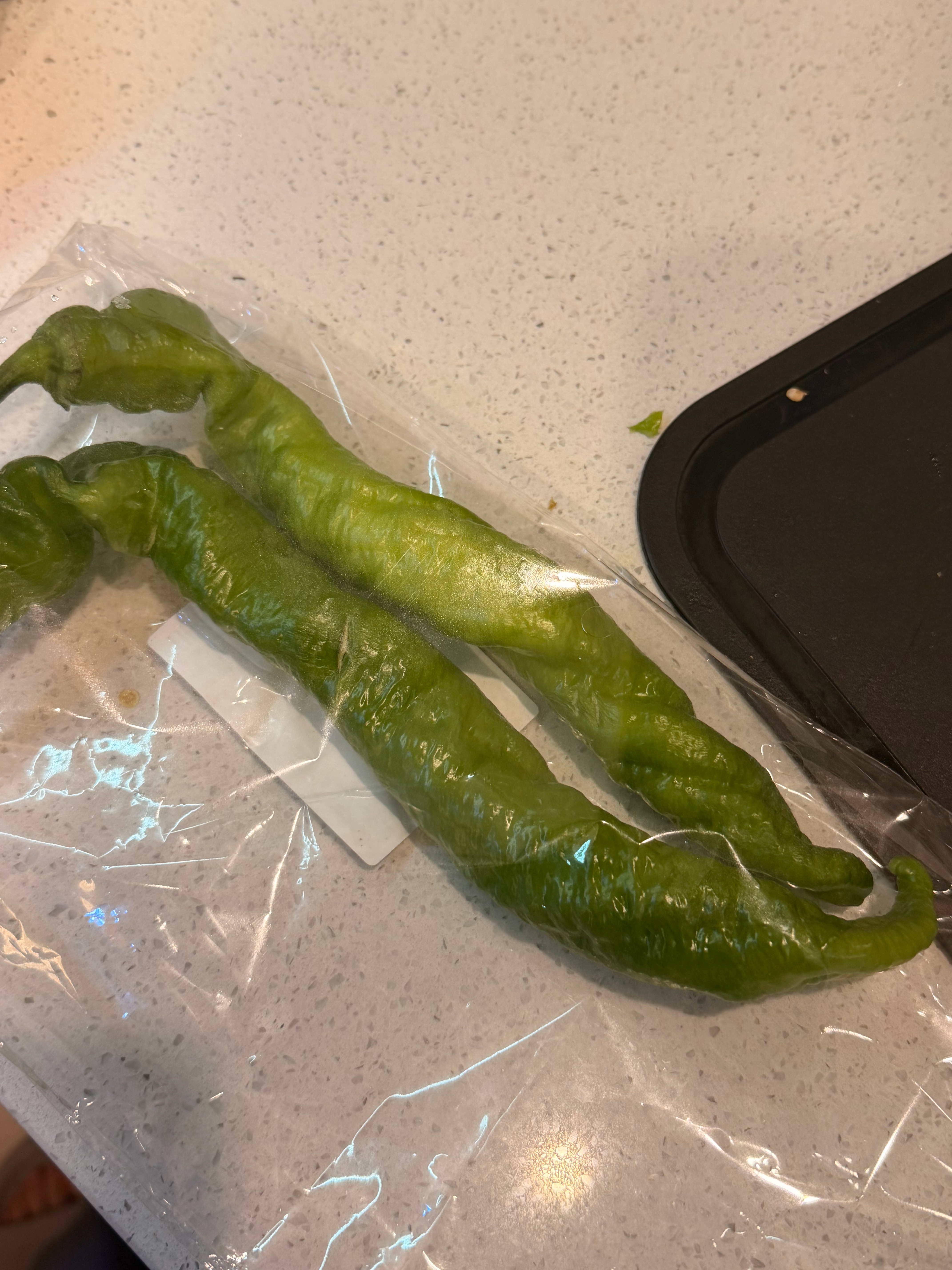 我特别爱吃辣椒炒肉，最近自从开始做饭，整天做辣椒炒肉但是每次处理辣椒都会有个问题