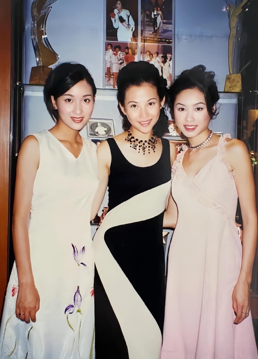 第一眼看到香港这三位美女——杨恭如、蔡少芬、郭可盈，真的像三姐妹一样，发型和裙子