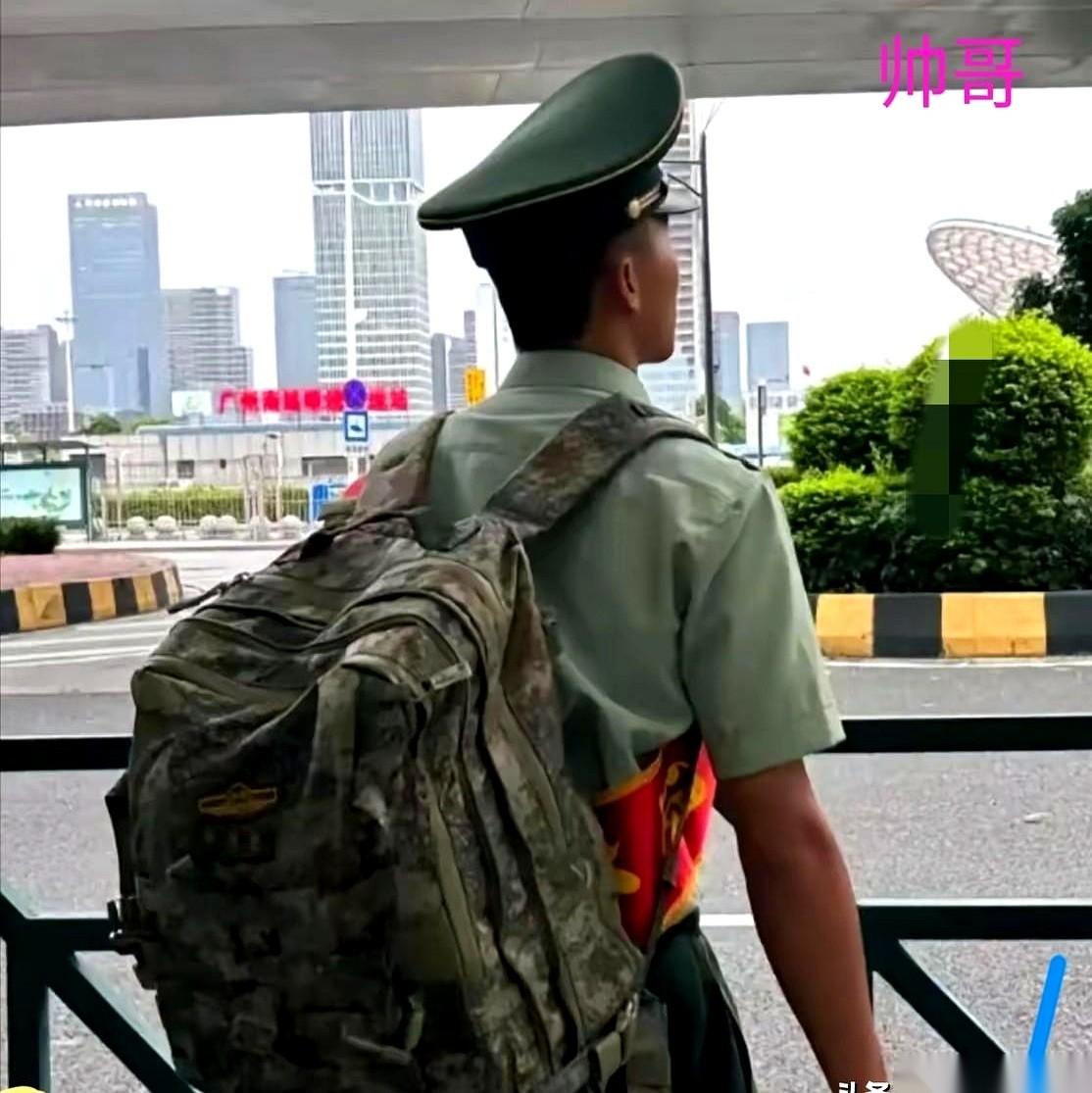 那个21岁的兵刚退伍，村口爸妈的腰杆好像都挺直了点。他们不知道，儿子关上房门，正