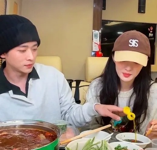 丞磊帮王楚然拌面丞磊帮王楚然把面拌好了啧啧啧 丞磊帮船拌面，鱼🥚好嗑 