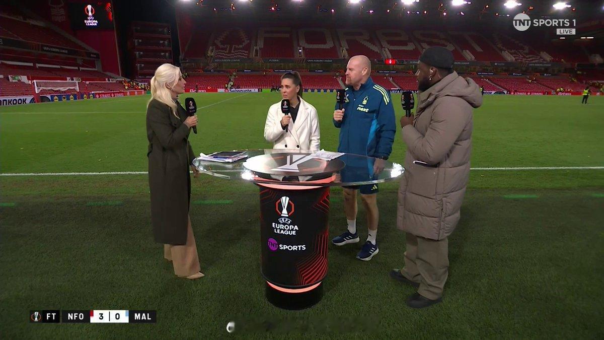 【英超主帅无惧严寒】欧联杯，诺丁汉森林3比0马尔默，比赛结束后，森林主帅肖恩戴齐